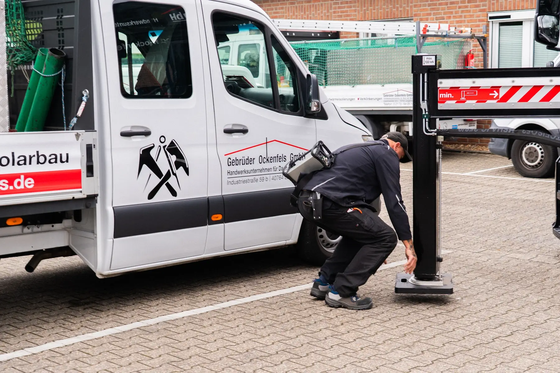 Seitlich ausgefahrene Stützvorrichtungen am LKW-Kran sorgen für sicheren Stand beim Einsatz