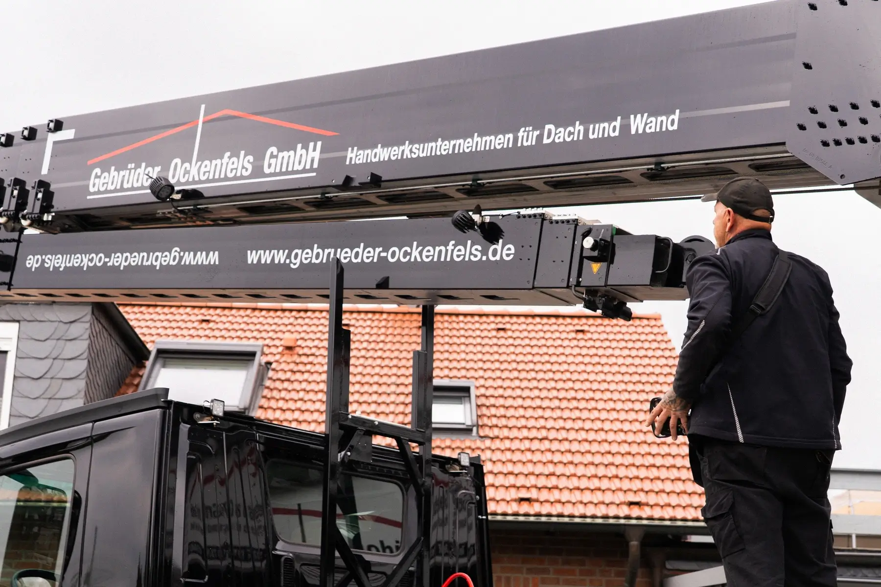 LKW-Kran wird aufgebaut