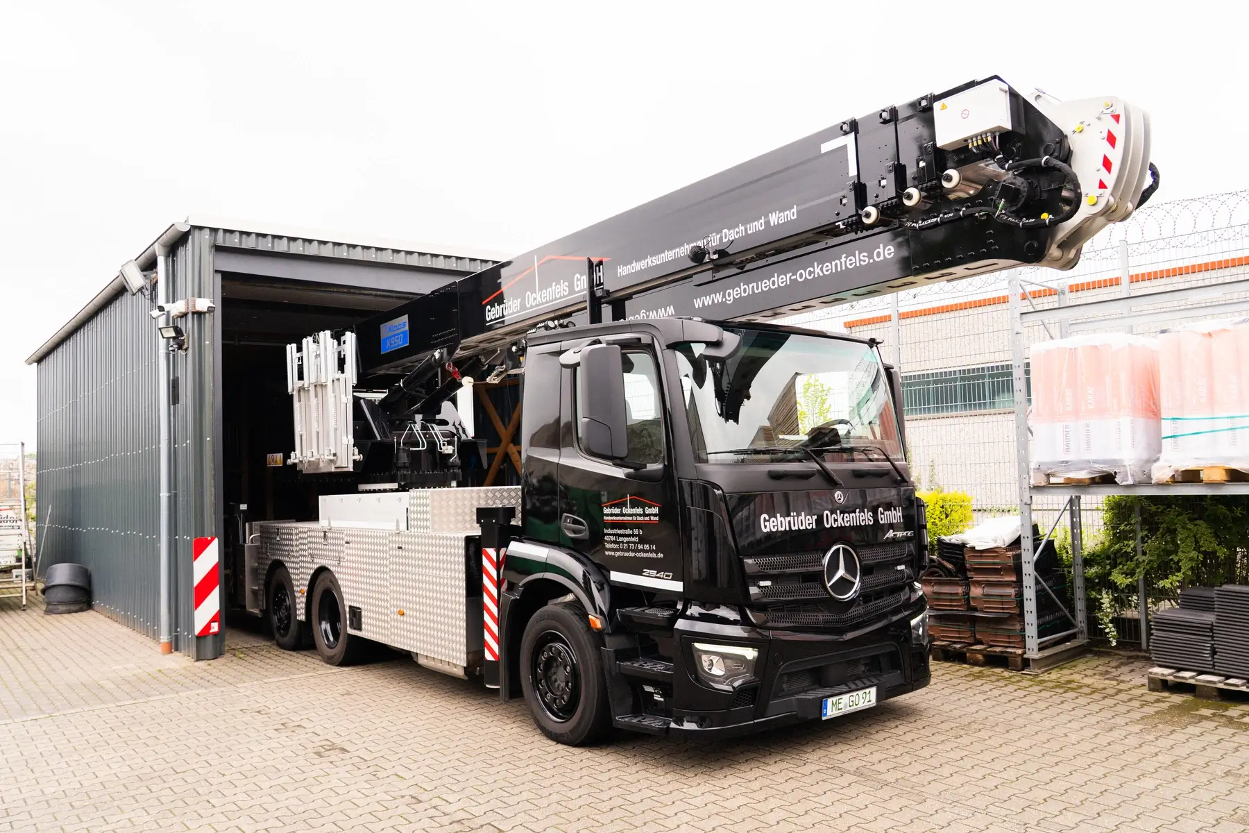 LKW-Kran der Gebrüder Ockenfels auf dem Weg zur Baustelle