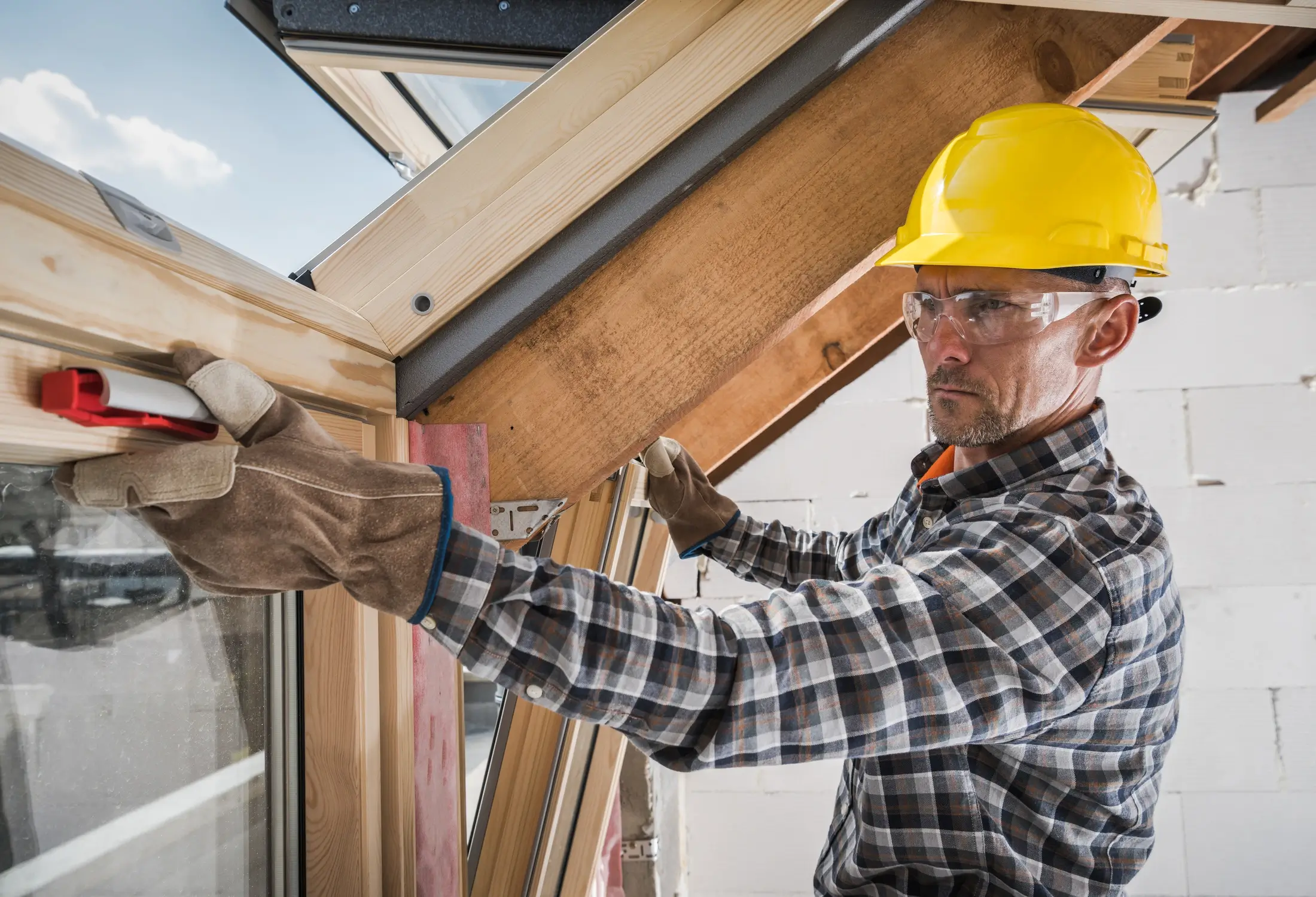 Dachdecker montiert Dachfenster für Passivhaus im Rahmen eines energieeffizienten Dachausbaus