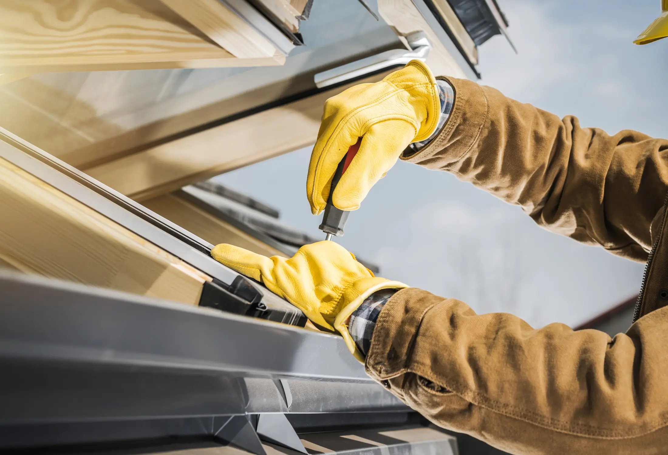Montage eines Dachfensters durch Fachhandwerker bei laufenden Dacharbeiten