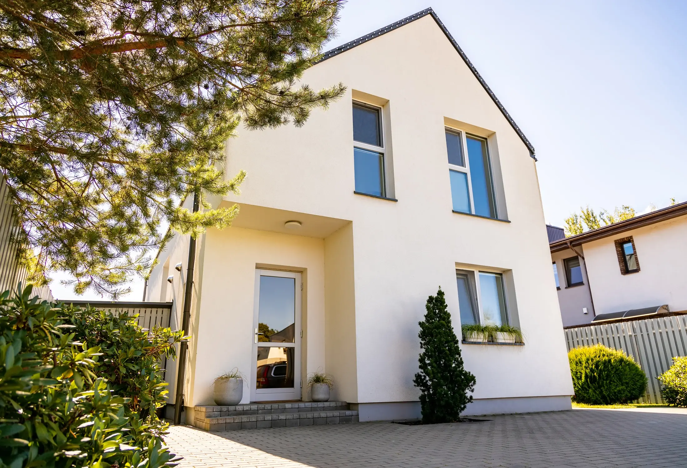 Fassadenbau am Einfamilienhaus – moderne Außenansicht nach Sanierung