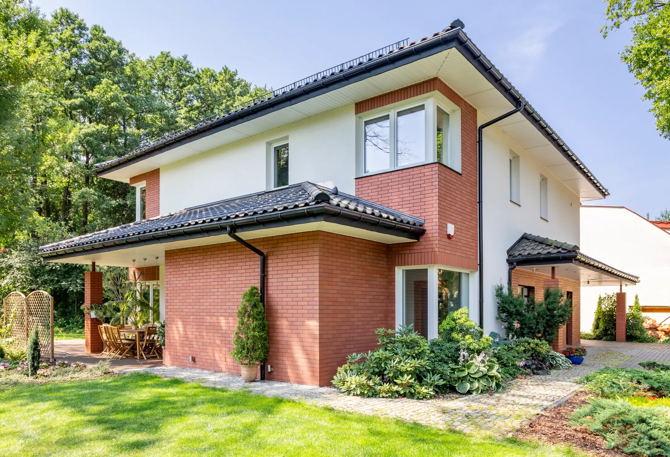 Außenansicht eines Wohnhauses nach abgeschlossenem Fassadenbau