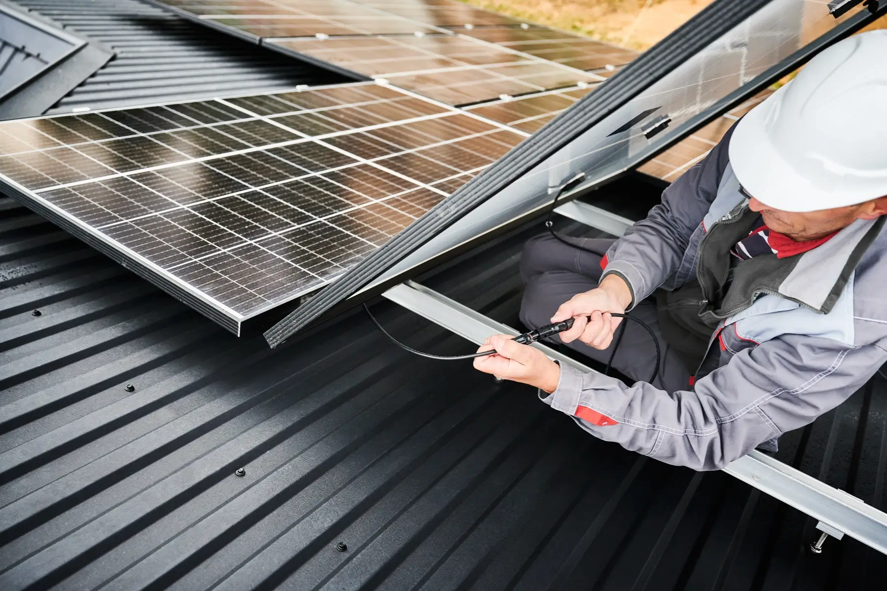 Handwerker schließt Photovoltaikanlage in Langenfeld an